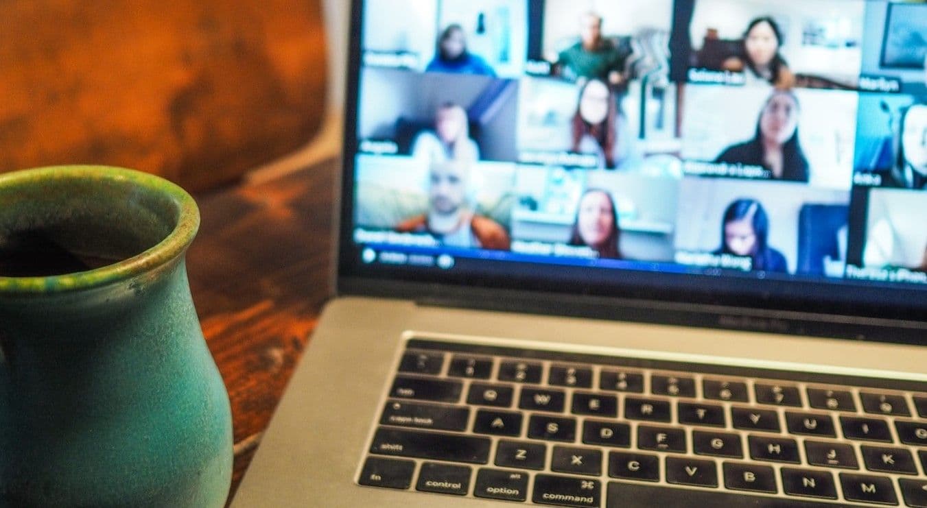 Web conference with many people on the screen